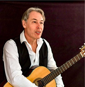 Der Sänger Phillippe Huguet an der Gitarre